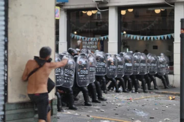Huelga contra Milei cosecha alta adhesión y policía repele protestas por reforma laboral