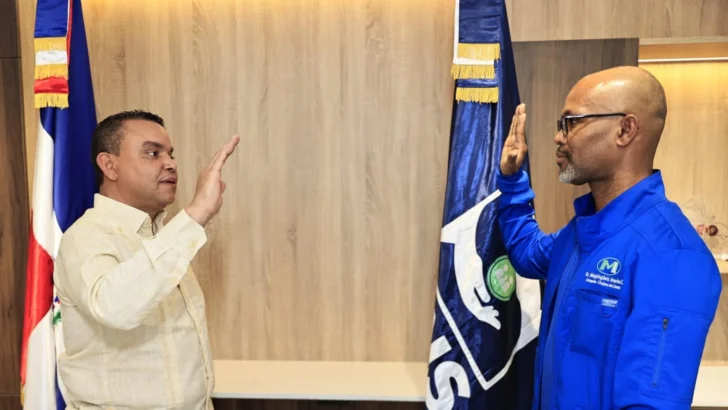 Landrón juramenta al ortopeda Mingkingüeis Maarlem, como nuevo director en Hospital Salvador B. Gautier Landrón juramenta al ortopeda Mingkingüeis Maarlem, como nuevo director en Hospital Salvador B. Gautier