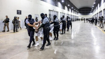 Juez ordena a Trump facilitar el retorno a EE. UU. de venezolanos que estuvieron en megacárcel salvadoreña