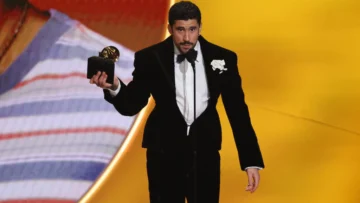 Fuera Ice: Bad Bunny gana premio al álbum del año en los Grammy y se pronuncia contra política antimigratoria Fuera Ice: Bad Bunny gana premio al álbum del año en los Grammy y se pronuncia contra política antimigratoria