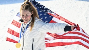 Shiffrin gana el oro en el eslalon y Klaebo amplía su récord en Milano Cortina