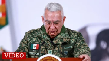 El momento en el que el secretario de Defensa de México se emociona al recordar a los 25 guardias nacionales caídos tras la operación contra 