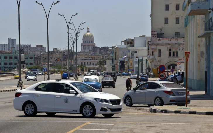  Fotografía de archivo de un auto de Policía de Cuba. EFE/ Ernesto Mastrascusa