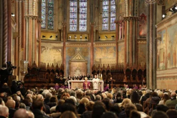 Los restos de San Francisco de Asís se exponen al público por primera vez