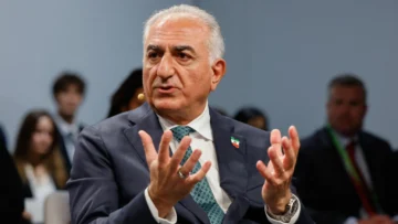 Irán: hijo del último sha insta a EE. UU. a actuar mientras sus seguidores se concentran en Múnich