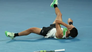 Carlos Alcaraz hace historia al vencer a Djokovic en la final del Abierto de Australia Carlos Alcaraz hace historia al vencer a Djokovic en la final del Abierto de Australia