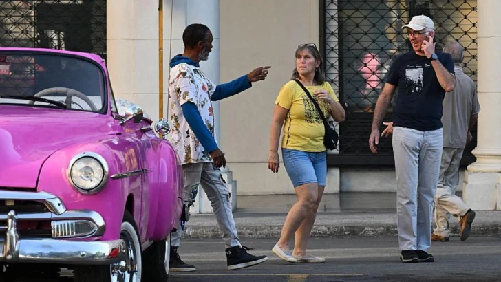 Las aerolíneas de Canadá y Rusia dejan de volar a Cuba por la falta de combustible y sumen en un abismo a la industria turística de la isla