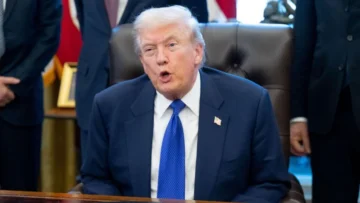 Estados Unidos: Trump dice que ahora reclama 1.000 millones en daños y perjuicios a Harvard