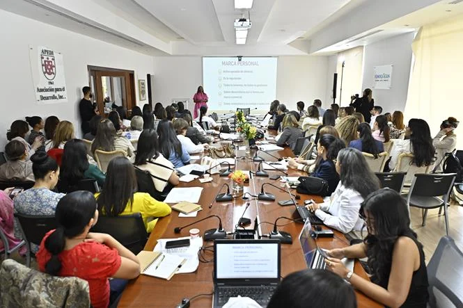 8-Empresarias-ejecutivas-reunidas-en-el-salon-APEDI-Copy