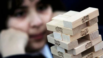 Cómo una diseñadora convirtió un pasatiempo de su infancia en el jenga, el famoso juego en el que 