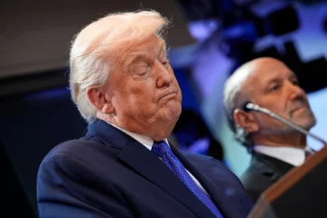 Trump firma orden que impone nuevo arancel global del 10% tras bloqueo del Supremo