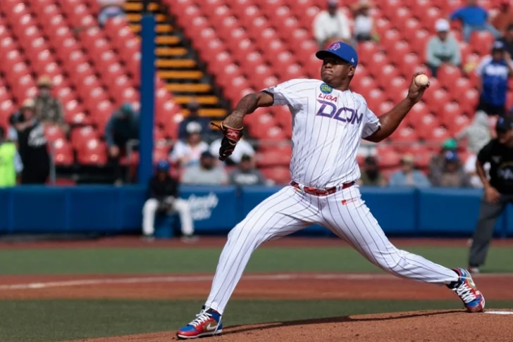 El dominicano Enny Romero doblegó una fiebre antes de vencer a Cangrejeros de Santurce