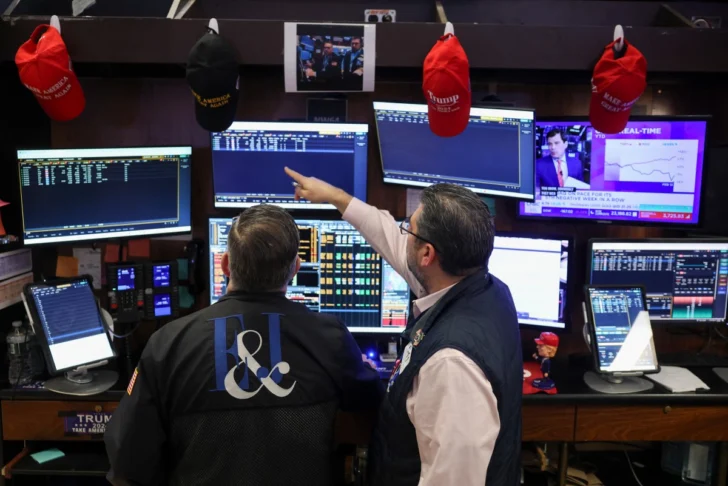 Wall Street cierra con leve avance tras sesión vacilante