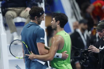 Alcaraz sufre con Rinderknech, pero avanza en Catar