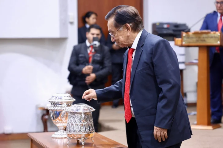 El octogenario izquierdista José María Balcázar es el nuevo presidente interino de Perú