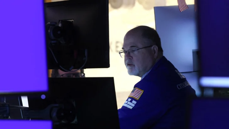 Wall Street cierra en rojo tras anuncio de más aranceles y preocupación por IA