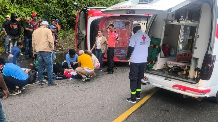 Accidente en Casabito‑Constanza deja 14 heridos y paso bloqueado Accidente en Casabito‑Constanza deja 14 heridos y paso bloqueado