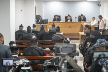 Por riesgo de fuga, gravedad de acusación y posible obstrucción, tribunal niega variar medida a Santiago Hazim y compartes