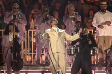 Bad Bunny despide a Willie Colón durante concierto en Brasil Bad Bunny despide a Willie Colón durante concierto en Brasil