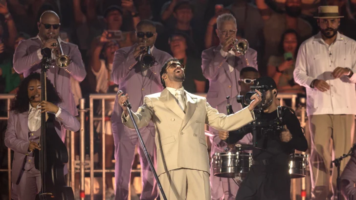 Bad Bunny despide a Willie Colón durante concierto en Brasil