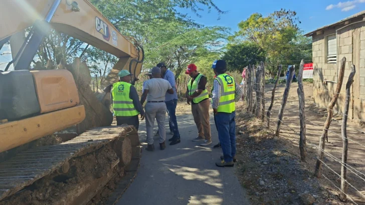Brigada del INDRHI interviene un tramo de 8 kilómetros del canal