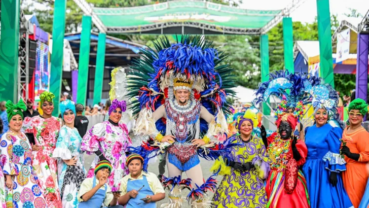 Carnaval de Santiago inicia con un derroche de colorido y lleno de innovaciones Carnaval de Santiago inicia con un derroche de colorido y lleno de innovaciones
