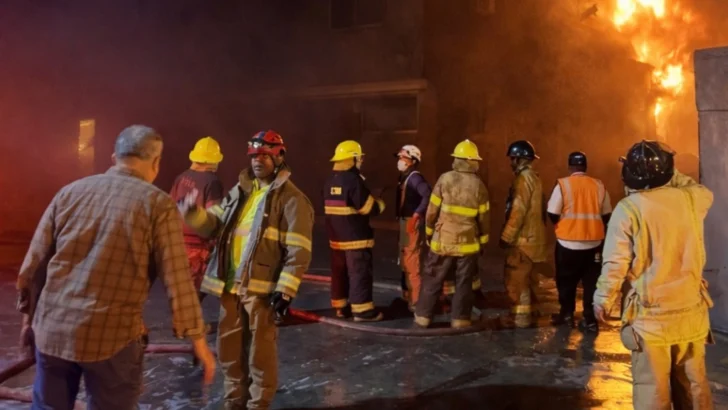 El 911 asegura que no hay personas afectadas por incendio en fábrica de plásticos en Haina