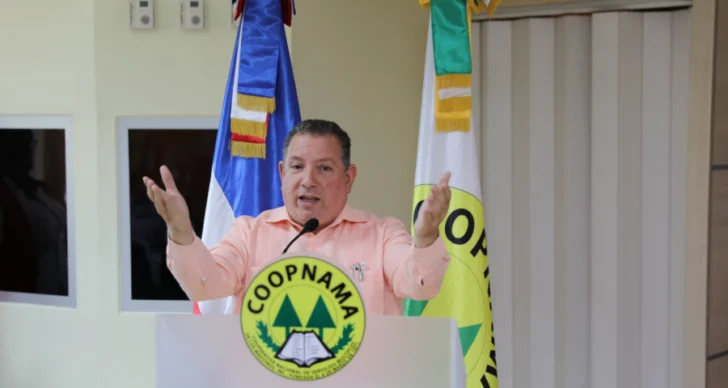 El-presidente-de-COOPNAMA-Santiago-Portes-introduce-la-conferencia-sobre-Duarte-728x388