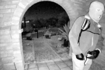 FBI publica fotos de posible sospechoso de desaparición de la madre de periodista de NBC