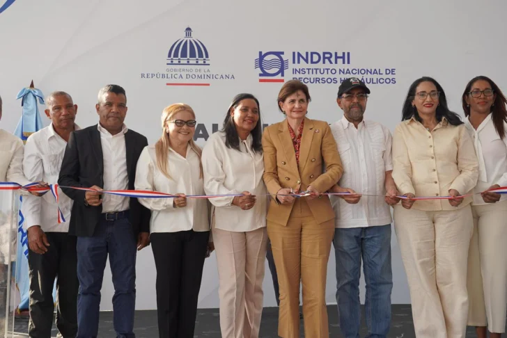 Foto-1.-Vicepresidenta-Raquel-Pena-encabeza-la-entrega-de-obras-hidraulicas-construidas-por-el-INDRHI-en-Azua-728x486