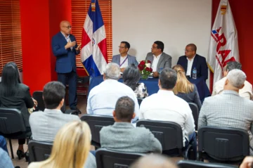 Gremio farmacéutico y entidades públicas avanzan en mejoras para el suministro de medicamentos