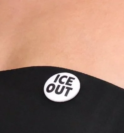 Billie Eilish y Justin Bieber asisten a los Grammy con un pin de 'fuera ICE' que también es atacada por Bad Bunny Billie Eilish y Justin Bieber asisten a los Grammy con un pin de 'fuera ICE' que también es atacada por Bad Bunny