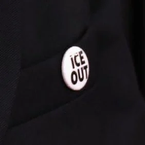 Billie Eilish y Justin Bieber asisten a los Grammy con un pin de 'fuera ICE' que también es atacada por Bad Bunny Billie Eilish y Justin Bieber asisten a los Grammy con un pin de 'fuera ICE' que también es atacada por Bad Bunny