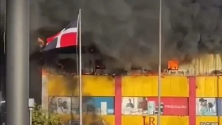 Incendio afecta sucursal de L&R Comercial en Villa Mella