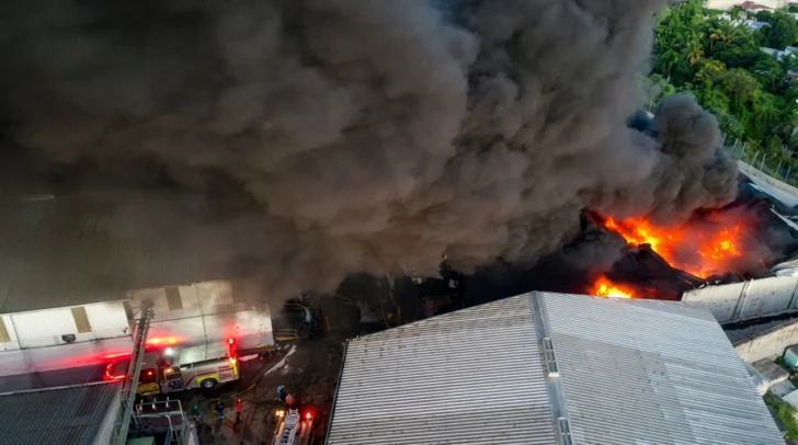 Incendio afecta instalaciones de empresa Katae Group en Haina