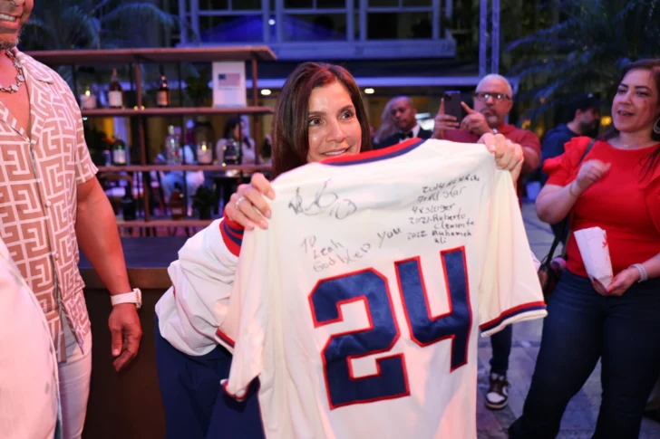 Leah Campos celebra Super Bowl con un evento de proyección en su residencia
