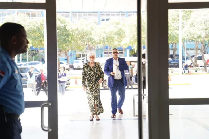  Milagros Ortiz Bosch llegando a la PGR.