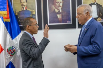 Geraldo Espinosa asume como contralor general y anuncia plan de transformación institucional