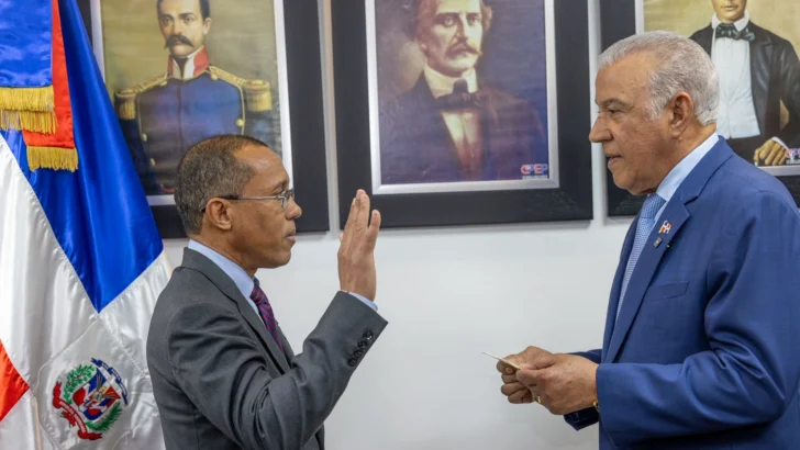 Geraldo Espinosa asume como contralor general y anuncia plan de transformación institucional