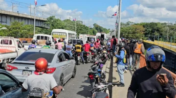 Buscan a motorista desaparecido tras accidente múltiple en el puente Jacinto Peynado, Villa Mella