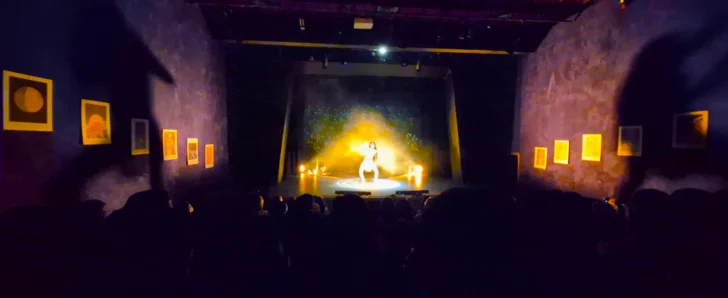 P-El-espacio-escenico-en-Anaka-O-Na-logra-extenderse-desde-el-escenario-para-envlver-elpublico.-Foto-de-JR-Sosa-t-728x298