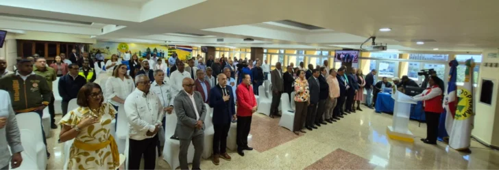 Parte-de-los-maestros-que-asistieron-a-la-conferencia-sobre-Duarrte-728x249