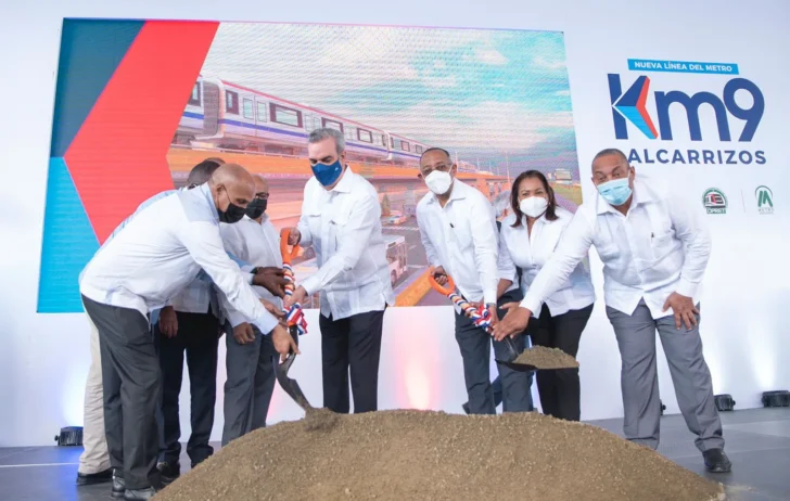 Presidente-Abinader-da-el-primer-palazo-en-Linea-2C-Metro-de-Santo-Domingo-728x462