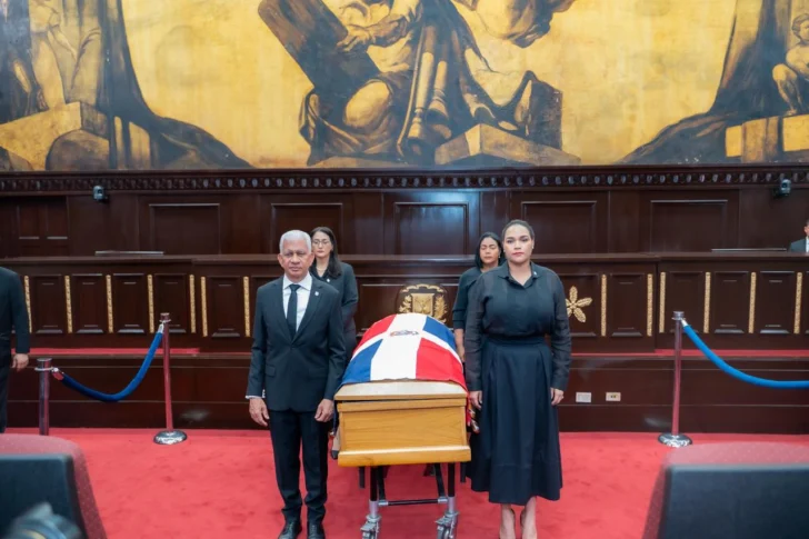 Senado de la República rinde honores oficiales a Ramón Alburquerque