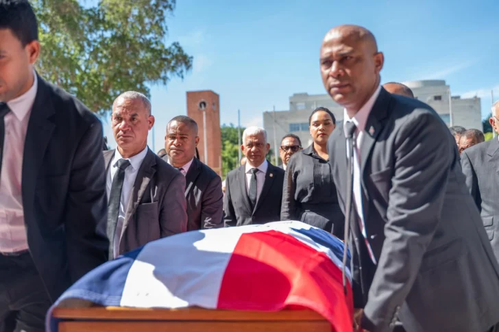 Senado de la República rinde honores oficiales a Ramón Alburquerque