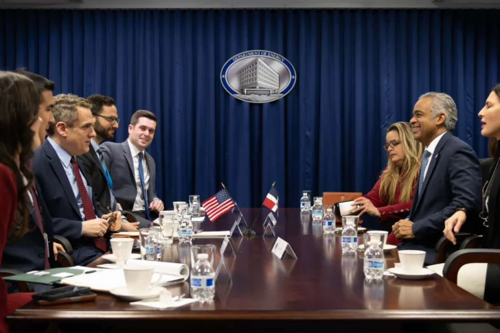 Joel Santos y subsecretario de Energía de EE. UU. abordan posible cooperación en minerales críticos, energía, petróleo y gas