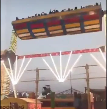 El colapso de una atracción en una feria de la India mata a un policía y deja 13 heridos