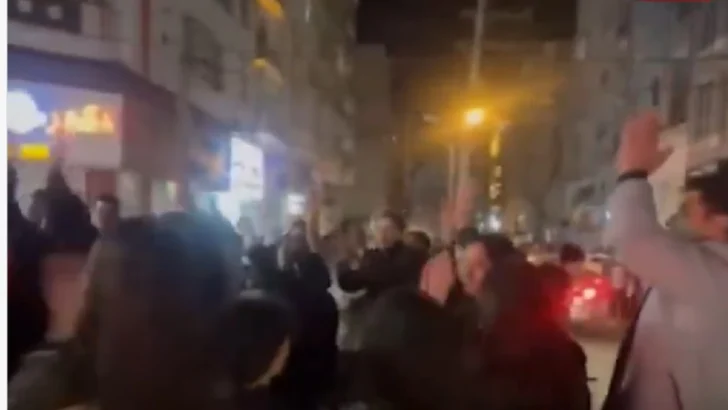 Los iraníes salen a las calles para celebrar la muerte de Jameneí