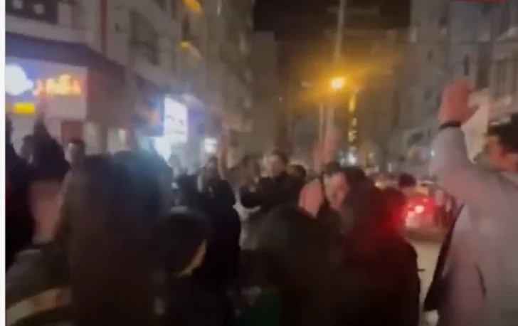 Los iraníes salen a las calles para celebrar la muerte de Jameneí