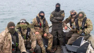 Un paso en falso y todo podría salir mal: los buzos de Ucrania que despejan minas submarinas rusas